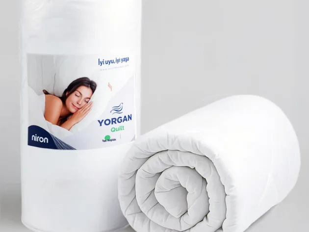Yumuşak dokusu, hafifliği ve nefes alabilir yapısıyla Niron Tek Kişilik Yorgan, dört mevsim rahat bir uyku deneyimi sunar. %100 mikrofiber üst yüzeyi ve silikon elyaf dolgusu sayesinde hem yumuşak hem hijyeniktir.